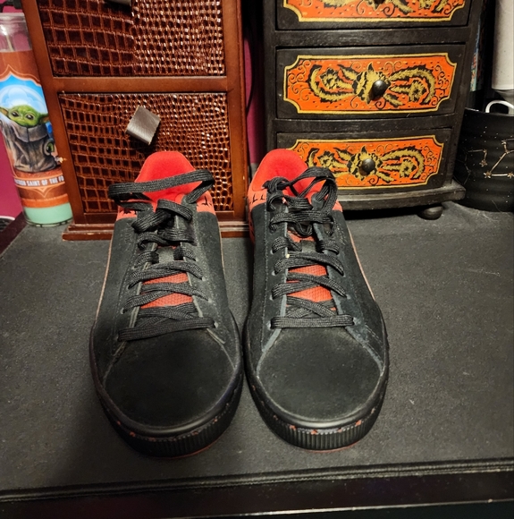 PUMA Batman Men's Sneakers in black and red, size 8 mens - Picture 2 of 5